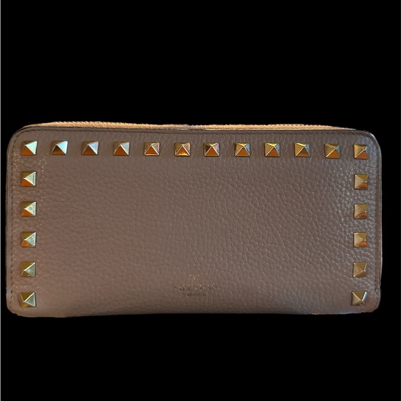 Valentino Garavani pebbled leather studded wallet! Pristine condition! - Picture 2 of 7